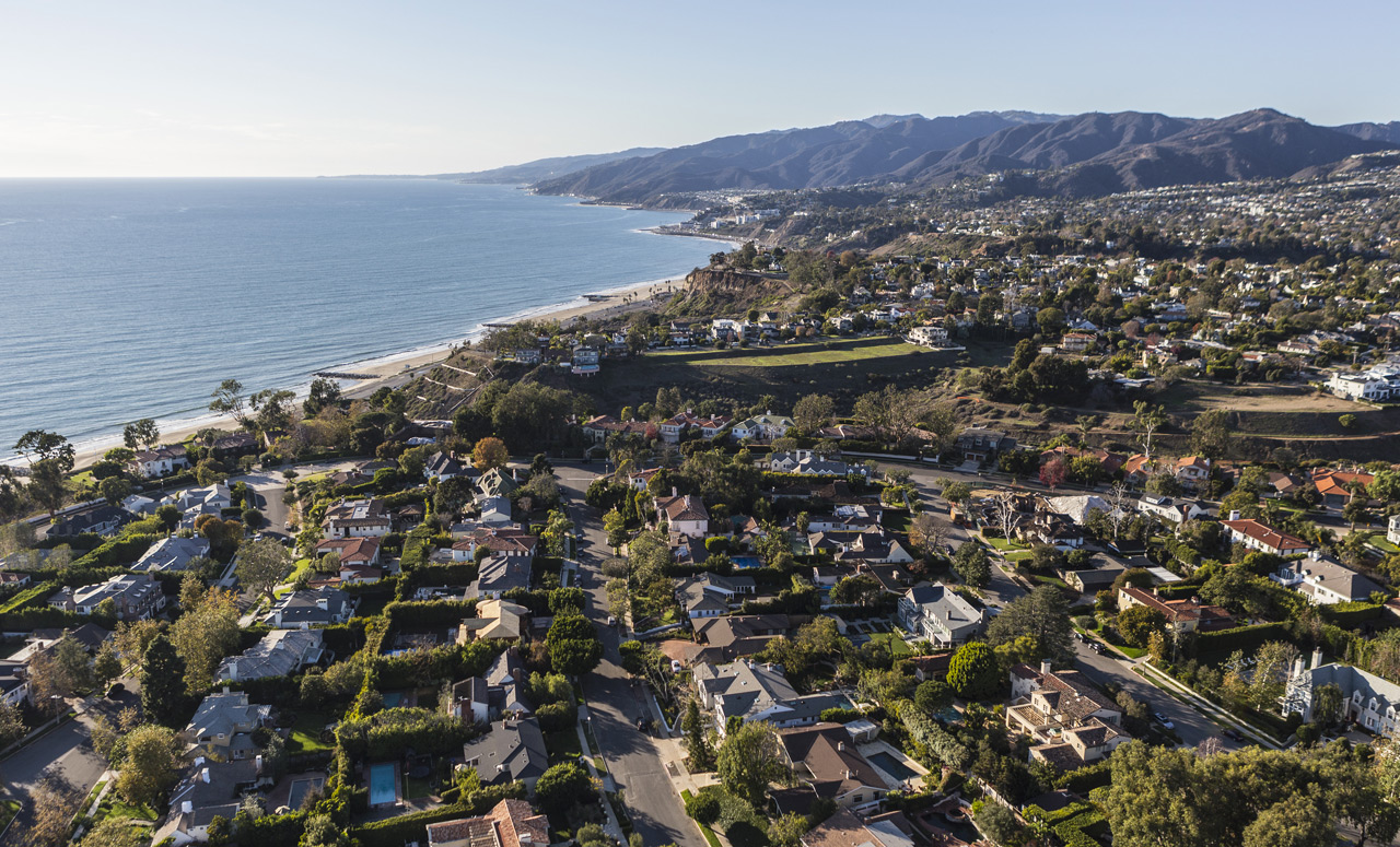 Pacific Palisades Fire Forces Stars To Evacuate