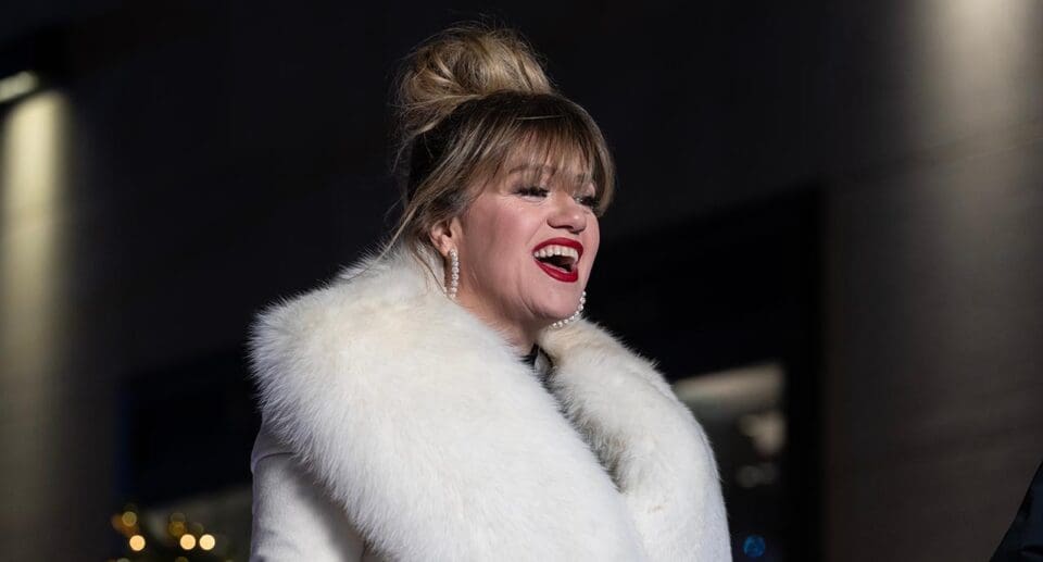 Kelly Clarkson Brings Out 11-Year-Old Daughter River For Vegas Duet