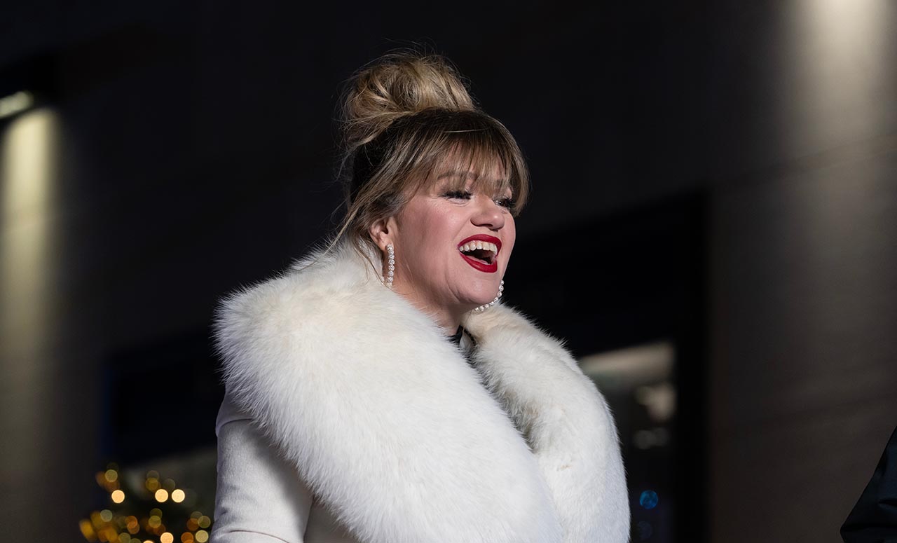 Kelly Clarkson Brings Out 11-Year-Old Daughter River For Vegas Duet