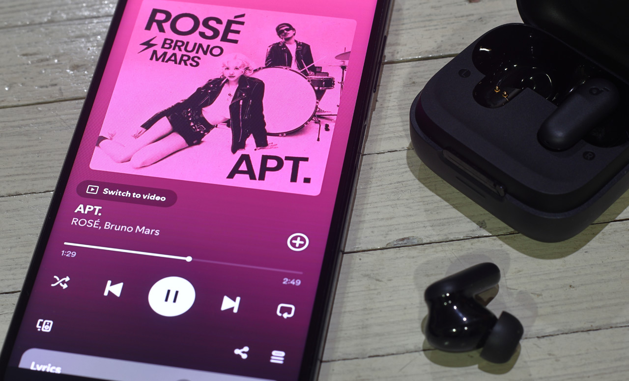 ROSÉ & Bruno Mars’ “APT.” Tops Apple Music 2025 Charts in the U.S.